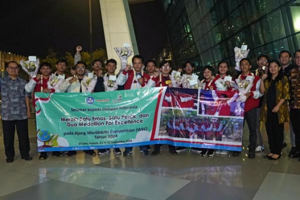 Tim Indonesia untuk World Skill Competition baru saja kembali dari WorldSkills Competition (WSC) 2024 di Lyon, Prancis, dengan prestasi membanggakan: lima medali, termasuk dua medali emas (Foto: Humas Kemendikbudristek) 