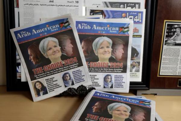 Sampul depan Arab American News terlihat di kantor surat kabar di Dearborn, Michigan AS, 18 September 2024. REUTERS 