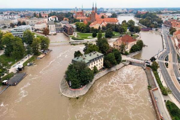 Pemandangan sungai Oder dari drone saat banjir di Wroclaw, Polandia 19 September 2024. Foto via REUTERS 