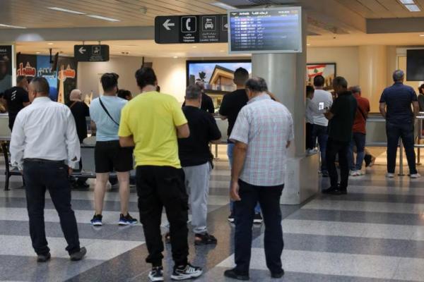 Orang-orang berdiri di Bandara Internasional Beirut-Rafic Hariri, sehari setelah radio genggam yang digunakan Hizbullah meledak di selatan Lebanon, di Beirut, Lebanon 19 September 2024. REUTERS 