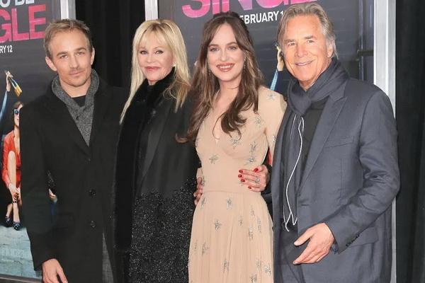 Jesse Johnson, Melanie Griffith, Dakota Johnson dan Don Johnson. (FOTO: GETTY IMAGE) 