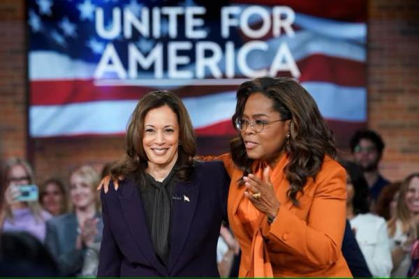 Calon presiden dari Partai Demokrat dan Wakil Presiden AS Kamala Harris dan Oprah Winfrey menghadiri acara kampanye di Detroit, Michigan, AS, 19 September 2024. REUTERS 