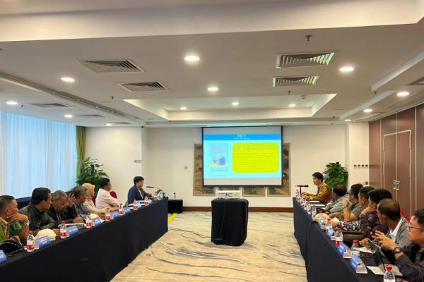 Belasan Kepala Desa peserta program Benchmarking berkesempatan untuk bertemu dan berdiskusi dengan Direktur Divisi Pengentasan Kemiskinan dan Layanan Kewirausahaan Kementerian Pertanian dan Pedesaan China, Hu Manhua (Foto: Humas Kemendes PDTT) 