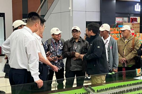 Kepala Desa (Kades) dari Indonesia yang diberangkatkan ke China dalam rangka mengikuti Program Benchmarking berkunjung ke Pasar Induk Xinfadi, Beijing, yang dikenal sebagai pasar terbesar di Asia (Foto: Humas Kemendes PDTT) 