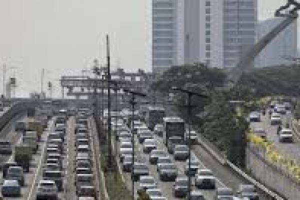 Tarif jalan tol dalam kota Jakarta mengalami kenaikan mulai Minggu, 22 September 2024 (foto:CNN Indonesia) 