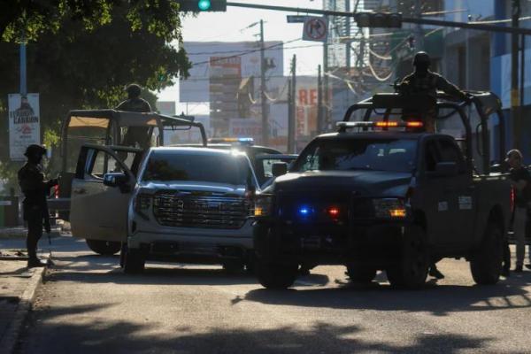 Anggota Angkatan Darat Meksiko di tempat kejadian mobil yang rusak setelah konfrontasi antara kelompok bersenjata, di Culiacan, Meksiko 9 September 2024. REUTERS 