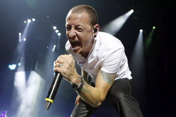 Chester Bennington pada bulan November 2014. Ibu Chester Bennington Merasa `Dikhianati` oleh Comebacknya Linkin Park dengan Vokalis Baru Emily Armstrong. (FOTO: WIREIMAGE) 