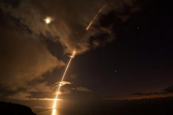 Target rudal balistik jarak menengah diluncurkan dari Pacific Missile Range Facility, sebelum berhasil dicegat oleh rudal Standard Missile-6 di Kauai, Hawaii, AS, 29 Agustus 2017. Foto via REUTERS 