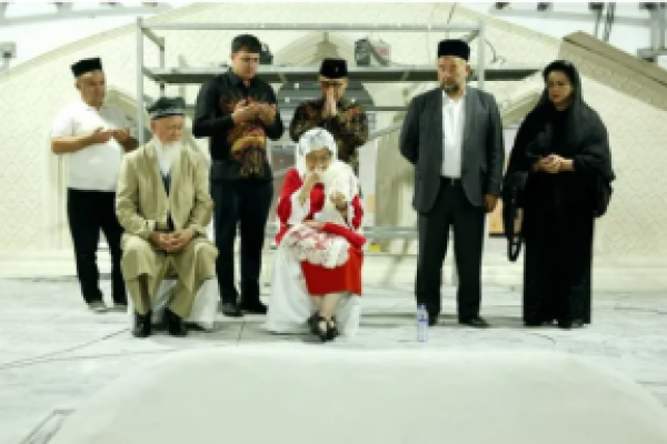 Presiden ke-5 RI Megawati Soekarnoputri berziarah di makam Imam Besar Al Bukhari di Uzbekistan (foto:Antara) 