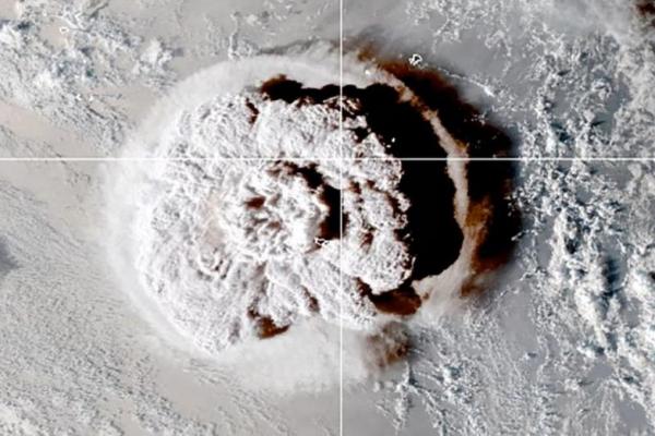 Letusan gunung berapi bawah laut di lepas pantai Tonga, terlihat dalam gambar dari satelit NOAA GOES-West yang diambil pada 15 Januari 2022. Handout via REUTERS 