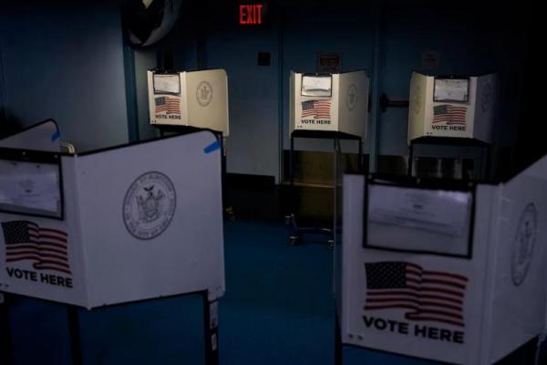 Pemandangan bilik suara di tempat pemungutan suara untuk pemilihan pendahuluan presiden AS wilayah Brooklyn, New York City, AS, 2 April 2024. REUTERS 