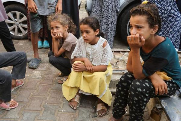 Anak-anak berduka atas warga Palestina yang tewas dalam serangan Israel di kamp tenda untuk orang-orang terlantar, di rumah sakit Al Aqsa Martyrs, Gaza bagian tengah, 4 Agustus 2024. REUTERS 