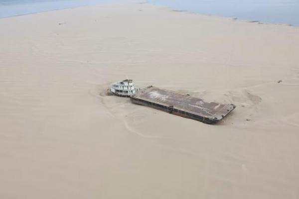 Sebuah tongkang Hopper terlihat terdampar di gundukan pasir di Sungai Solimoes, dekat Tefe, negara bagian Amazonas, Brasil 17 September 2024. REUTERS 