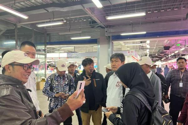 Belasan kepala desa dari berbagai wilayah Indonesia diajak mengunjungi Pasar Hongqiang, setelah sebelumnya menyambangi Tembok Besar China (Foto: Humas Kemendes PDTT) 