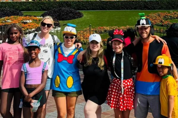 Musim Halloween Hampir Tiba, Charlize Theron Ajak Anak-anaknya Liburan Seram ke Disneyland (FOTO: INSTAGRAM) 