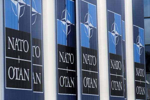 Logo NATO terlihat di markas besar Aliansi di Brussels, Belgia, 21 Oktober 2021. REUTERS 