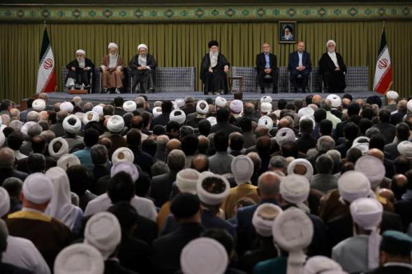 Pemimpin Tertinggi Iran Ayatollah Ali Khamenei berbicara dalam sebuah pertemuan di Teheran, Iran, 21 September 2024. WANA via REUTERS 