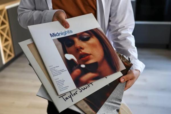 Seorang penggemar menunjukkan album vinil Taylor Swift selama pertemuan dengan Swifties lainnya di Lyubertsy di luar Moskow, Rusia 15 September 2024. REUTERS 