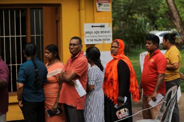 Orang-orang mengantre untuk memberikan suara di tempat pemungutan suara selama pemilihan presiden di Kolombo, Sri Lanka, 21 September 2024. REUTERS 