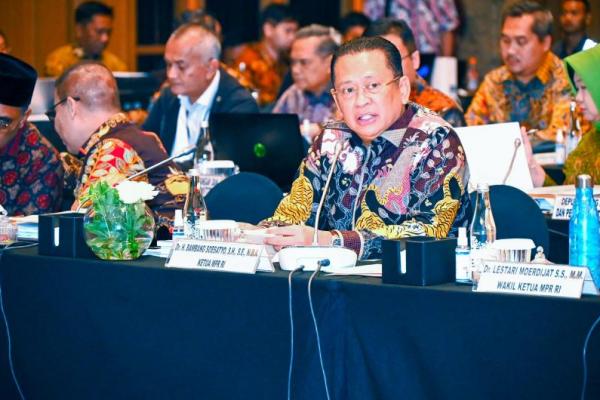 Ketua MPR RI ke-16 Bambang Soesatyo (Bamsoet) memimpin Rapat Gabungan Pimpinan MPR dengan Pimpinan Fraksi dan Kelompok DPD, di Tangerang (Foto: Humas MPR) 