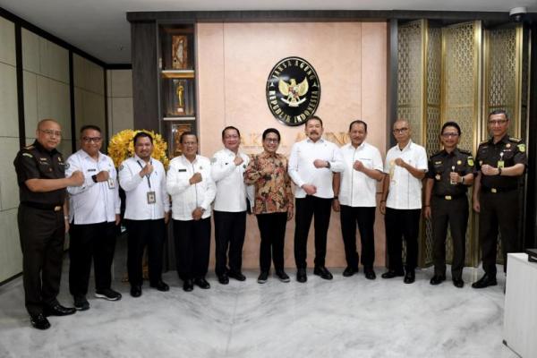 Menteri Desa Pembangunan Daerah Tertinggal dan Transmigrasi (Mendes PDTT) Abdul Halim Iskandar (tengah) mengunjungi Kejaksaan Agung (Kejagung) di Jalan Panglima Polim, Nomor 1, Jakarta Selatan (Foto: Humas Kemendes PDTT) 