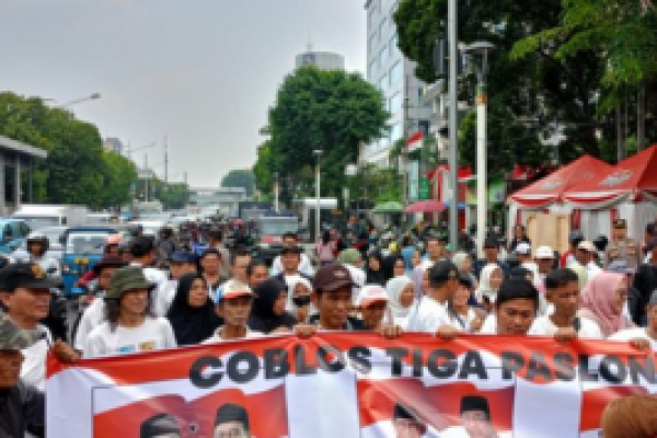 Aksi Jaringan Rakyat Miskin Kota (JRMK) di depan KPU Jakarta, Senin (23/9/2024) (foto:Antara) 