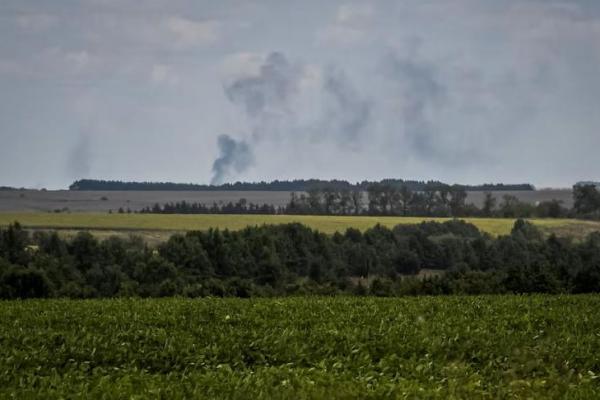 Asap mengepul di langit setelah penembakan di perbatasan Rusia, di wilayah Sumy, Ukraina, 10 Agustus 2024. REUTERS 