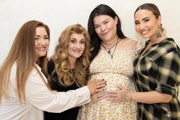 Demi Lovato berpose dengan saudara perempuannya yang sedang hamil, Madison De La Garza. (FOTO: INSTAGRAM) 