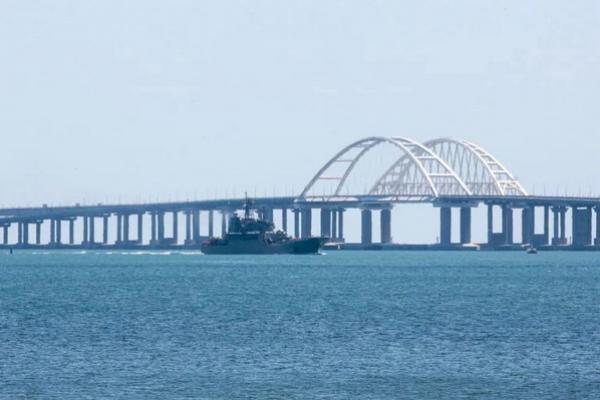 Jembatan Kerch menghubungkan daratan Rusia dengan Semenanjung Krimea yang diduduki. (FOTO: AFP) 