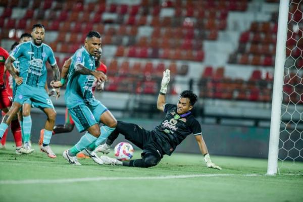 Kiper Persebaya Surabaya, Andhika Ramadhani tampil memukau saat melawan PSBS Biak. Foto: Dok Persebaya 