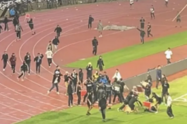 Laga Persib Vs Persija di Stadion Jalak Harupat, Kabupaten Bandung, Senin (23/9/2024) berakhir ricuh karena ulah oknum suporter. (Foto:Antara) 