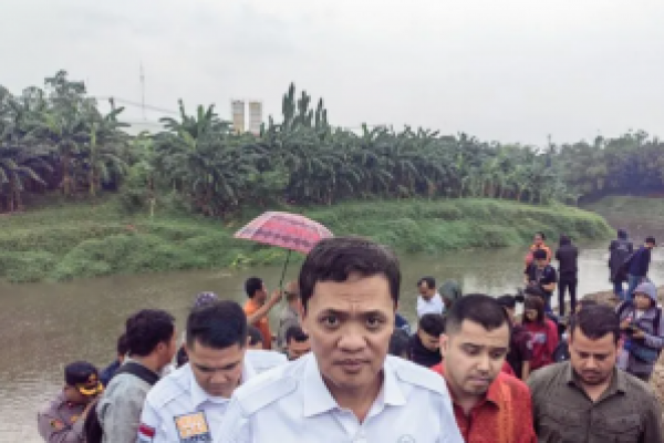 Anggota Komisi III DPR RI melakukan kunjungan kerja spesifik di Kali Bekasi, Kota Bekasi, terkait kasus penemuan tujuh jasad remaja, Selasa (24/9/2024). (Foto:Antara) 