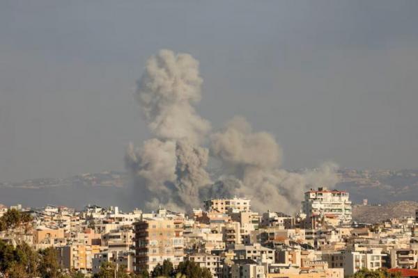 Asap mengepul di tengah permusuhan lintas batas yang sedang berlangsung antara Hizbullah dan pasukan Israel, di Tyre, Lebanon selatan 23 September 2024. REUTERS 