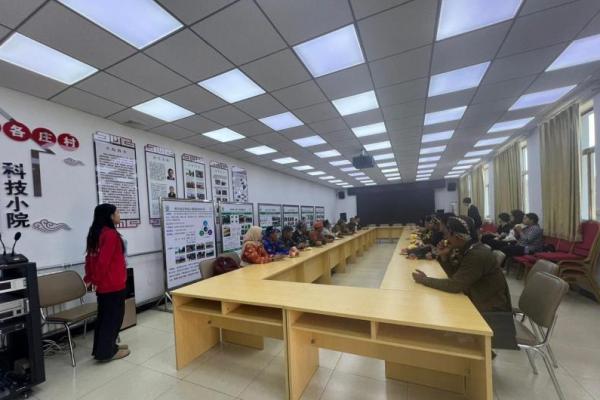 Kepala desa peserta program Benchmarking didampingi Kementerian Desa, Pembangunan Daerah Tertinggal, dan Transmigrasi (Kemendes PDTT), mengunjungi pusat riset milik Universitas Agrikultur China (Foto: Humas Kemendes PDTT) 