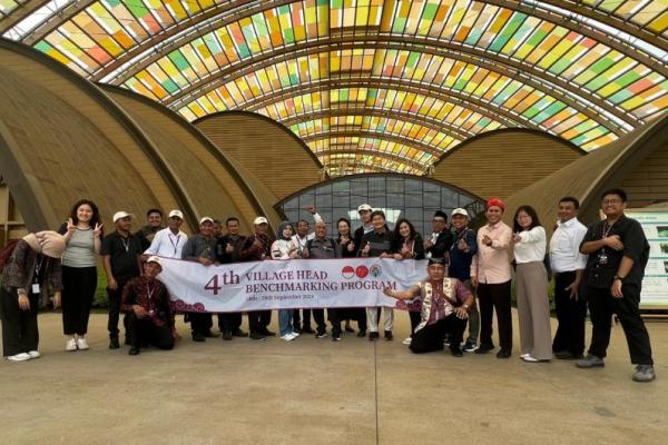 Dua belas kepala desa peserta benchmarking didampingi Kementerian Desa, Pembangunan Desa Tertinggal, dan Transmigrasi (Kemendes PDTT) mengunjungi Tianfu Agricultural Expo Park dan Desa Zhanqi di Chengdu, China (Foto: Humas Kemendes PDTT) 