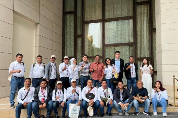 Kemendes PDTT mendampingi dua belas orang kepala desa (Kades) peserta Benchmarking untuk mempelajari sistem irigasi kuno Dujiangyan, Chengdu, China (Foto: Humas Kemendes PDTT) 