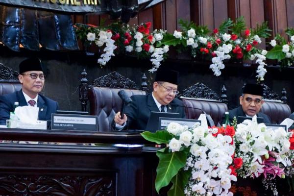 Ketua MPR RI ke-16 Bambang Soesatyo alias Bamsoet (tengah) memimpin Sidang Paripurna Akhir Masa Jabatan MPR 2019-2024 di Gedung Parlemen, Jakarta (Foto: Humas MPR) 