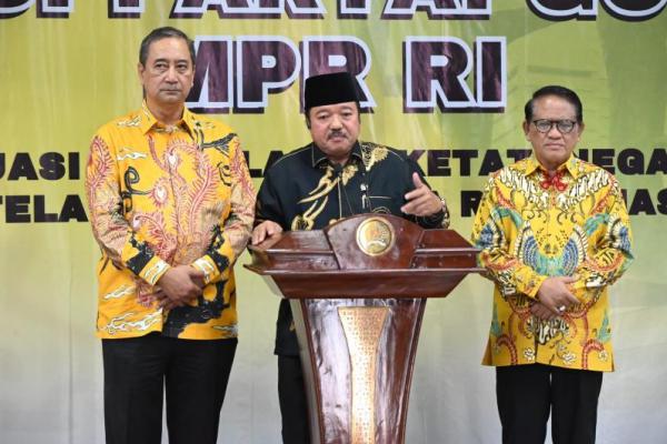 Ketua Fraksi Partai Golkar MPR (FPG MPR) Idris Laena dalam penyerahan Buku Laporan Kinerja FPG MPR Periode 2019-2024 kepada lembaga MPR RI (Foto: Humas MPR) 