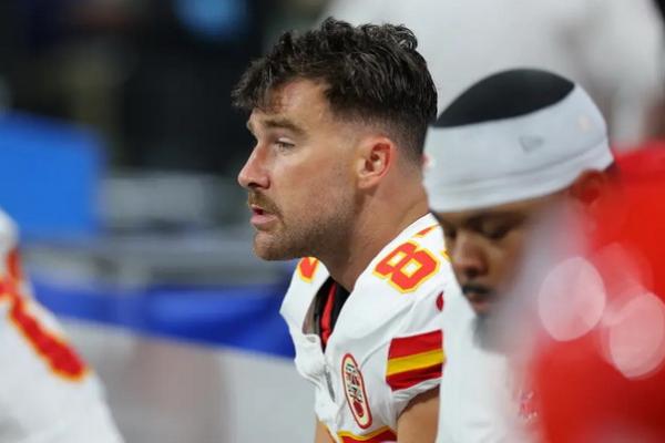 Pertandingannya tak Dihadiri Taylor Swift, Travis Kelce Tampak Murung di Pinggir Lapangan