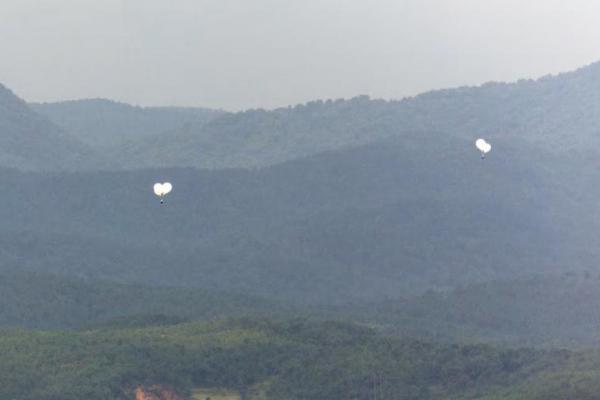 Balon yang diyakini dikirim oleh Korea Utara dalam gambar yang diambil dari pos pengamatan di Paju, Korea Selatan, 5 September 2024. Yonhap via REUTERS 