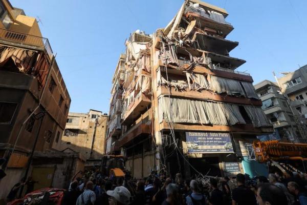 Orang-orang berkumpul di lokasi serangan Israel di pinggiran selatan Beirut, Lebanon, 24 September 2024. REUTERS 