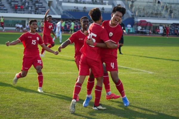 Selebrasi Timnas Indonesia U20 usai membuat gol ke gawang Maladewa dalam babak kualifikasi piala Asia di Stadion Gelora Bung Karno, Jakarta, Rabu (25/9/2024). Foto: rri 