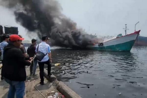 Kapal terbakar di Muara Baru, Jakarta Utara, Rabu (25/9/2024). Foto: metrotvnews 