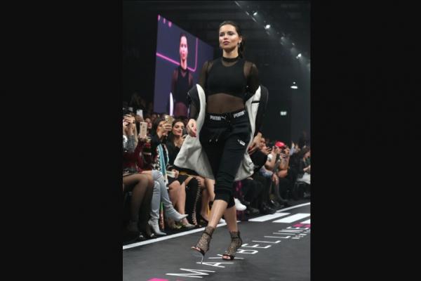 Enam Tahun Absen, Adriana Lima Kembali ke Panggung Runway Paris Fashion Week