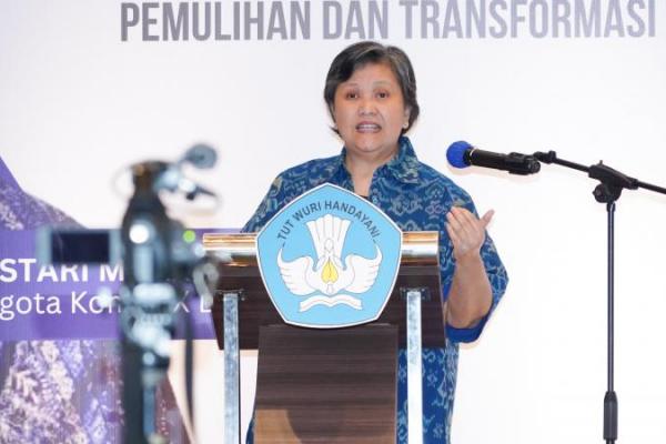 Wakil Ketua MPR RI Lestari Moerdijat menjadi pembicara pada acara bimbingan teknis bertema Pemulihan dan Transformasi Pembelajaran Melalui Penguatan Literasi dan Numerasi yang diselenggarakan Kemendikbudristek di Tangerang, Banten (Foto: Humas MPR) 