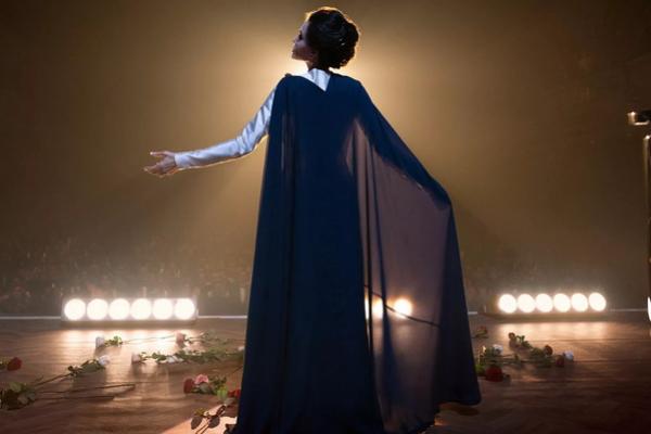 Angelina Jolie berperan sebagai Maria Callas dalam film Maria. (FOTO: NETFLIX) 