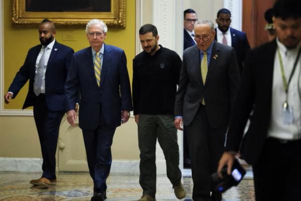 Presiden Ukraina Volodymyr Zelenskiy berjalan bersama pimpinan Senat AS di Gedung DPR AS di Washington, AS, 26 September 2024. REUTERS 