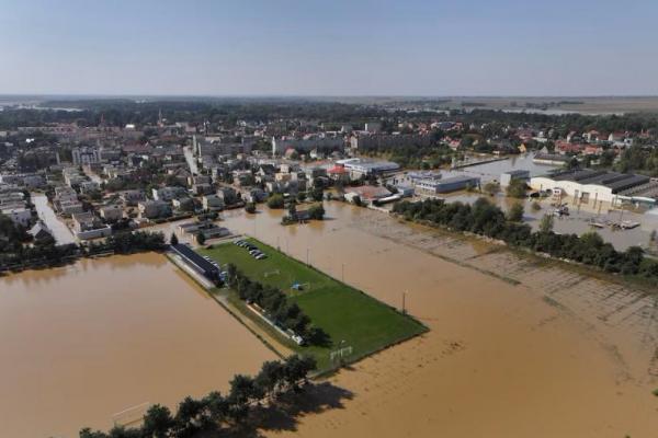 Pemandangan drone menunjukkan area yang terendam banjir di sungai Nysa Klodzka di Lewin Brzeski, Polandia 17 September 2024. REUTERS 