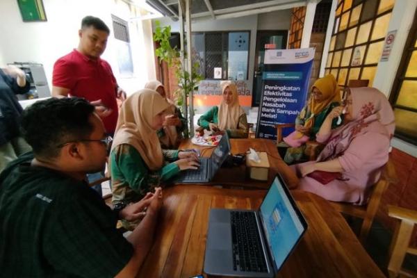 Kerja sama pengelolaan sampah antara Universitas Paramadina dengan Bank Sampah Melati Ciputan, Tangerang Selatan. Foto: paramadina/katakini 