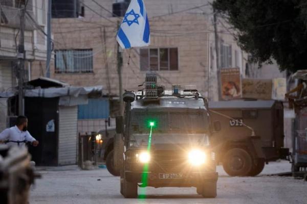 Kendaraan militer dengan laser melintas selama serangan Israel di Jenin, di Tepi Barat yang diduduki Israel, 25 September 2024. REUTERS 